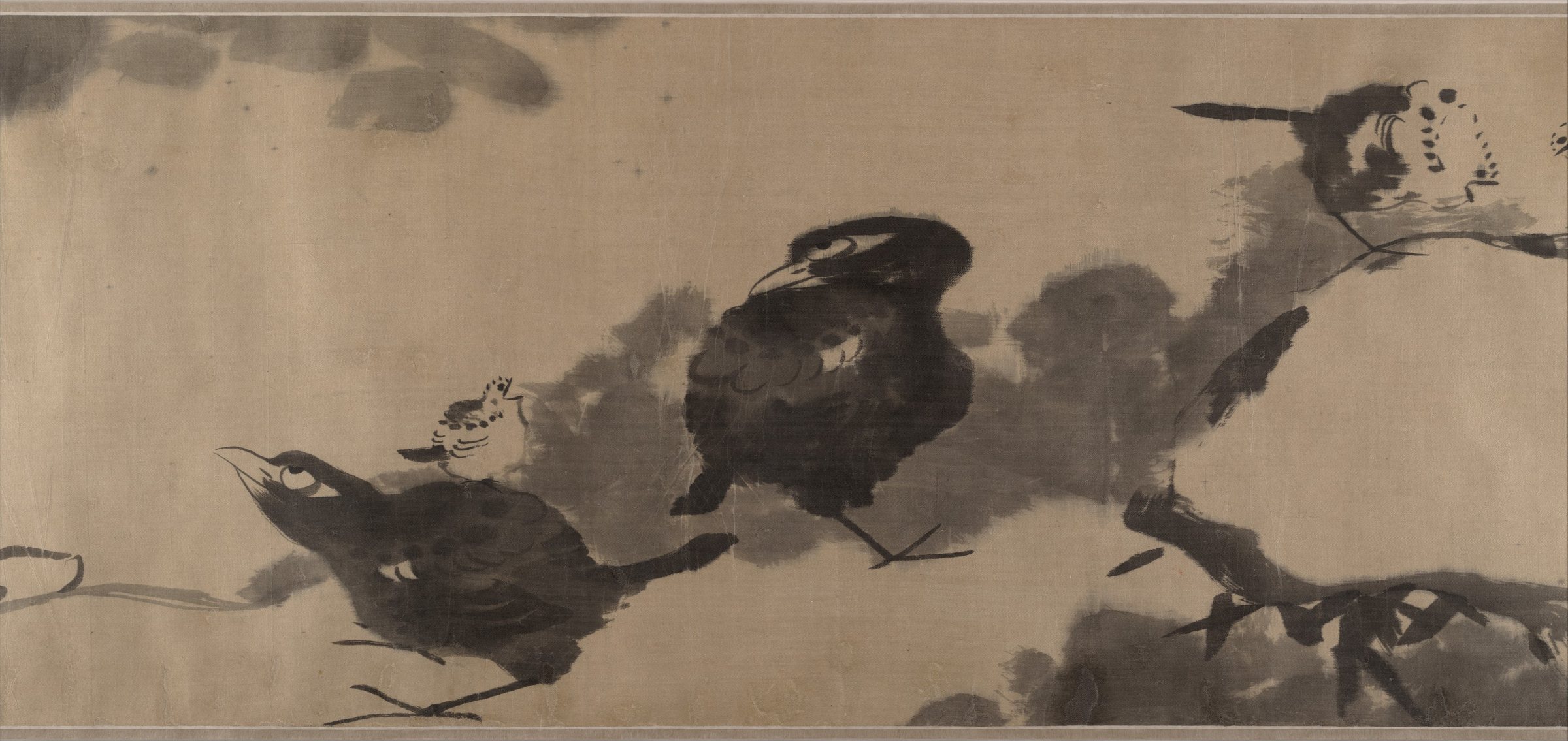 局部：两只深黑的八哥，左边一只低着身子，背上驮着一只小雏鸟，头却仰起，眼睛是一个白圈里点着黑点，瞳孔贴在上沿，直直往上看；中间一只站得高些，也抬头向上；右上角，一块白石头顶上蹲着两只带斑点的小鸟。大片淡墨晕开，像水汽，也像荷叶的影子。