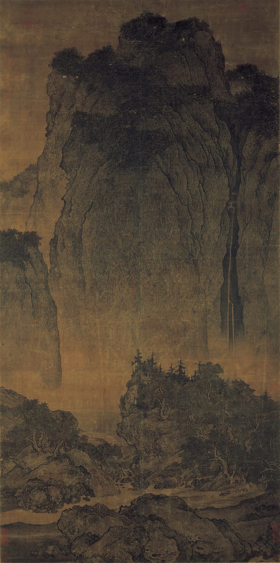 范宽《溪山行旅图》全幅:一座高耸的主峰占据画面大部分,右侧有细长瀑布,山脚树丛中有极小的驮队。