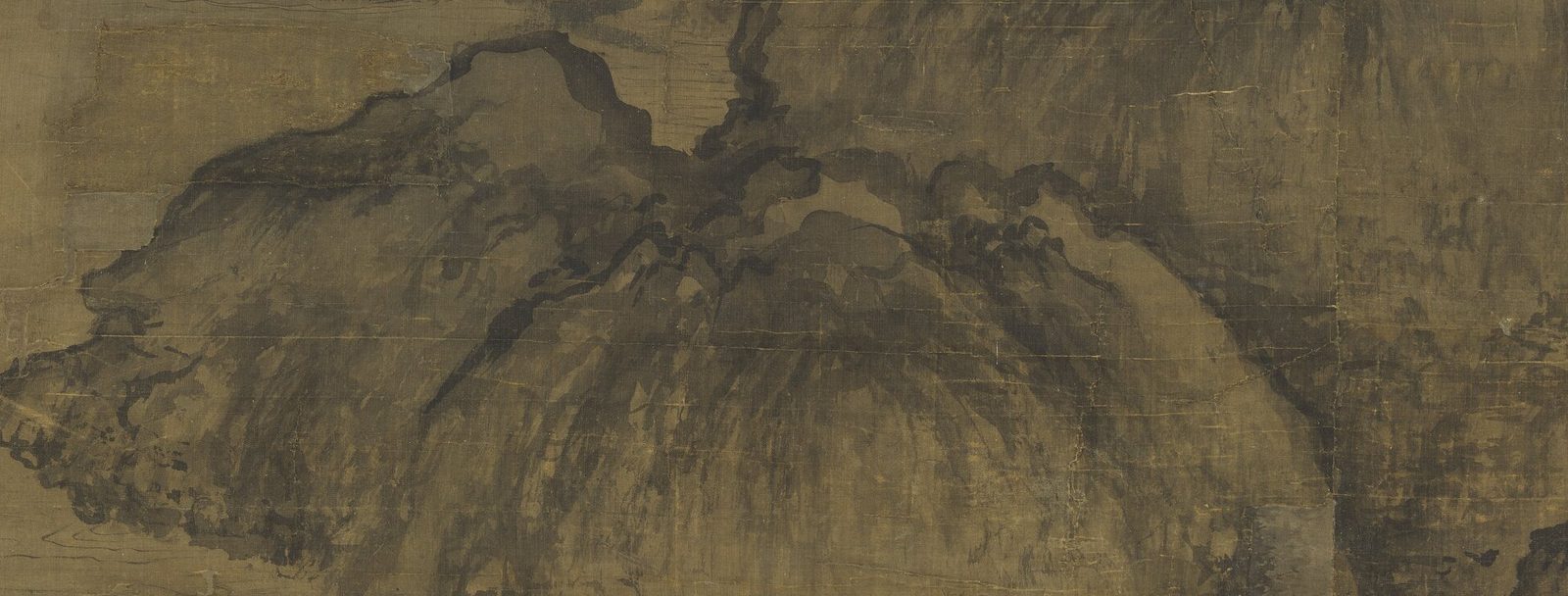 画面底部的大石：轮廓弯曲，像翻卷的云团；石面上的墨是一层层晕染、弯曲的笔触，浓处深黑，淡处透出绢色，没有一根根竖直的短线。