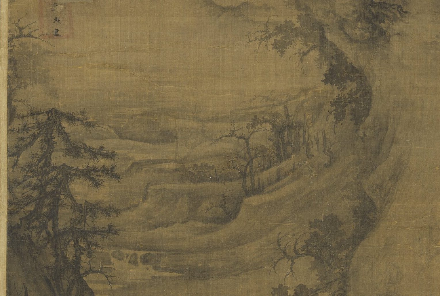 画面左侧的山谷：近处一棵松树，往里是一层层平缓的坡岸和小树，越远越淡，最后融进一片雾里；远处隐约有一道低矮的山影。