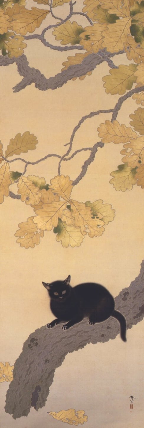 一幅细长的立轴：一棵树的枝干从下往上伸展，上面长着几片黄绿色、边缘带褐色的大叶子。一只黑猫蹲在枝干上，身体是一团没有轮廓线的浓黑，只有一对金黄的眼睛。背景是一片空白的淡色绢底。
