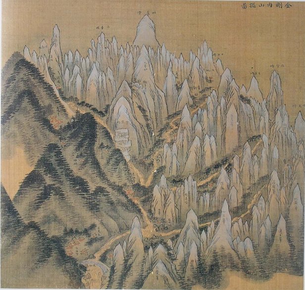 一开淡设色的册页：左边是几座长满墨点小树的圆润土山，右边和远处挤满了一根根尖削的白色石峰，像竹笋一样密密排列；峰间有一条土黄色的山路蜿蜒穿过，峰旁写着很小的地名。右上角题“金刚内山总图”。