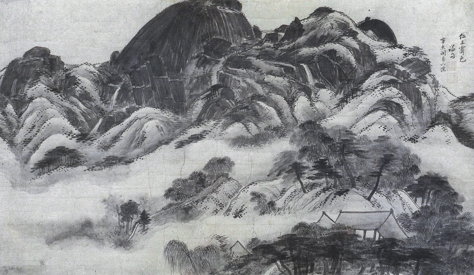 一幅横长的水墨画:上半部是一大块漆黑的岩壁,像被雨淋透一样,用粗大的墨笔一道道从上往下刷;周围的山脊上点满短短的墨点。中间一大片白色的云雾横过山腰,下方是松树林和几间屋顶。右上角有一行竖写的题字。