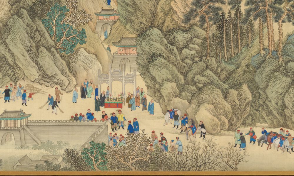 泰山脚下的近景：一座白色石牌坊下，一张铺红布的供桌，几位穿道袍、僧袍的人站在桌旁；前面有人拿着竹扫帚扫地，左边有人扛着一捆东西，右下方几个随从牵着马。