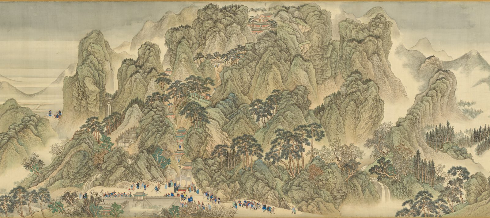 长卷的最后一段：青绿色的群山层层叠起，山顶有红墙的庙宇，一条山路从山脚的牌坊一路盘上去。山脚的平地上，一张铺着红布的供桌前聚集着许多人，有的穿道袍，有的拿着扫帚扫地，骑马的随从从右边赶来。