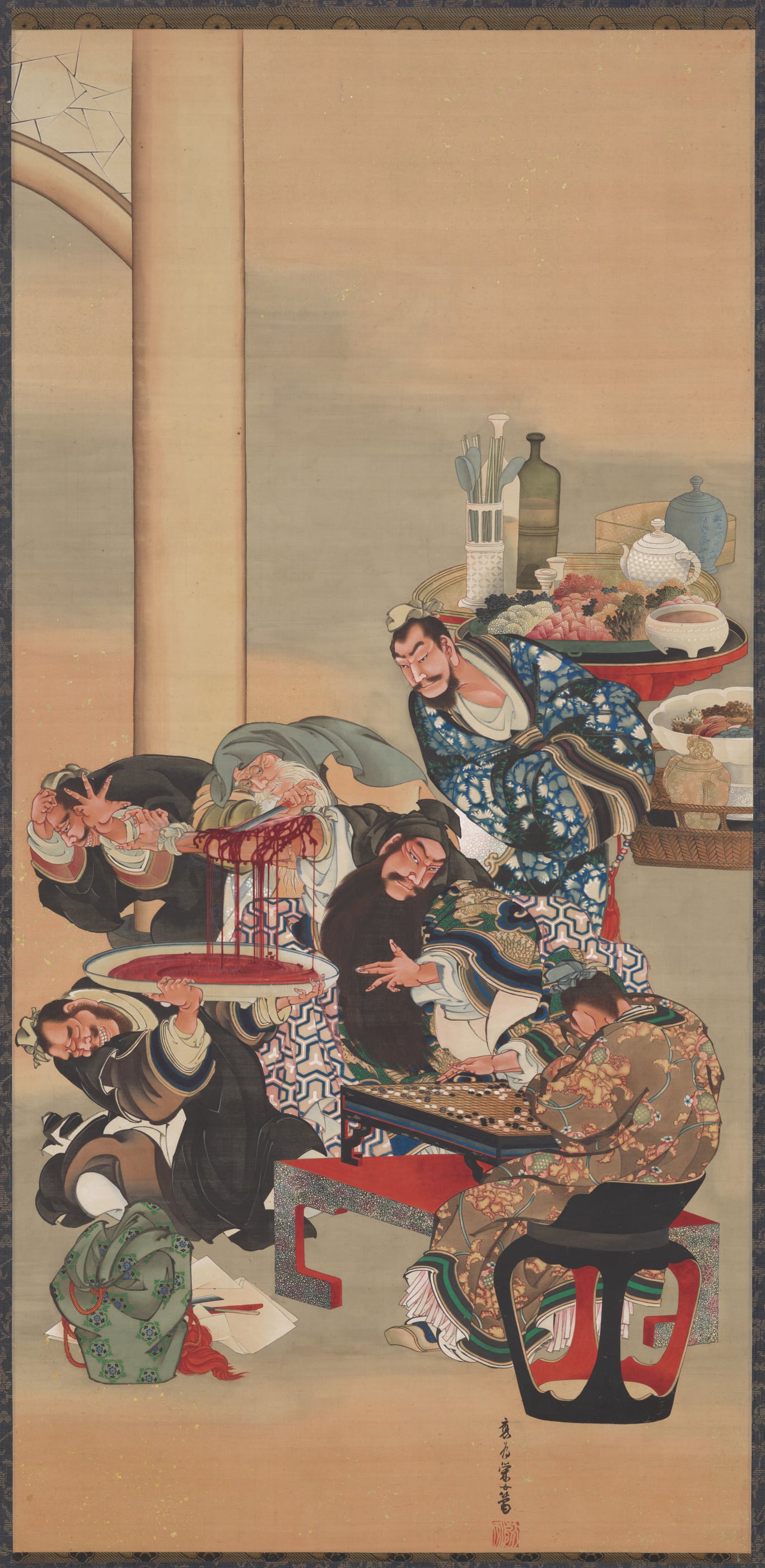 一幅很高的挂轴：一间屋子里，左边一根粗大的柱子。画面中下部，一个长须的将军袒露左臂伸在桌上，一边下棋一边任人处理伤口，血从手臂流进一只大盘子里；周围的侍从有的掩面、有的扭过头去。右上方的桌上摆满了酒壶、盘子和菜肴，右下角竖写着落款，下面一枚方印。