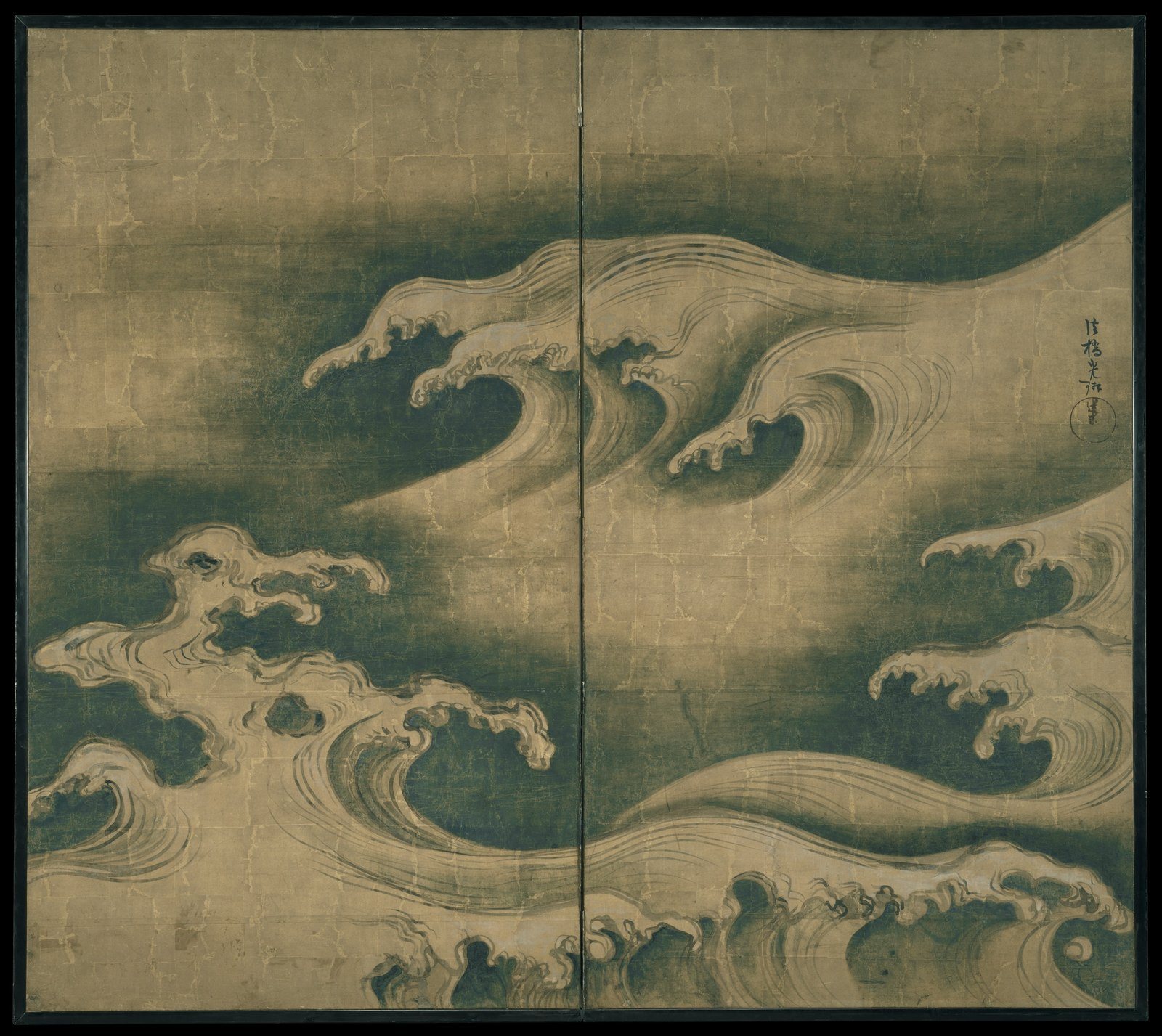 一件两扇的折屏,金色的底已经暗淡,布满细小的裂纹。画面上是汹涌的海浪:深墨绿色的浪身一层层卷起,浪头的白沫像一只只弯曲的爪子;中间一道竖线是两扇屏风的接缝。右上角有一行竖写的题款和一方圆印。