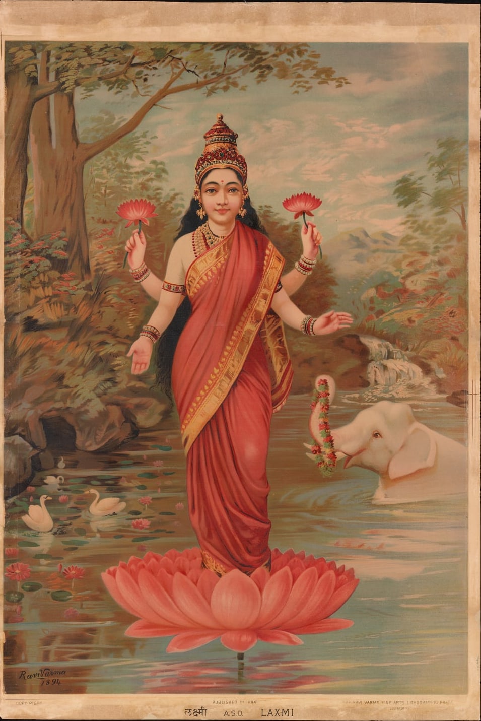 一张彩色石印画：女神吉祥天女站在一朵粉红色的大莲花上，穿着红色金边的纱丽，有四只手，上面两只手各托一朵莲花。她身后是树林、山和溪水，左边水里有天鹅，右边一头白象用鼻子递上花环。左下角写着“Ravi Varma 1894”，下边缘印着“PUBLISHED IN 1894”“LAXMI”和石印社的名字。
