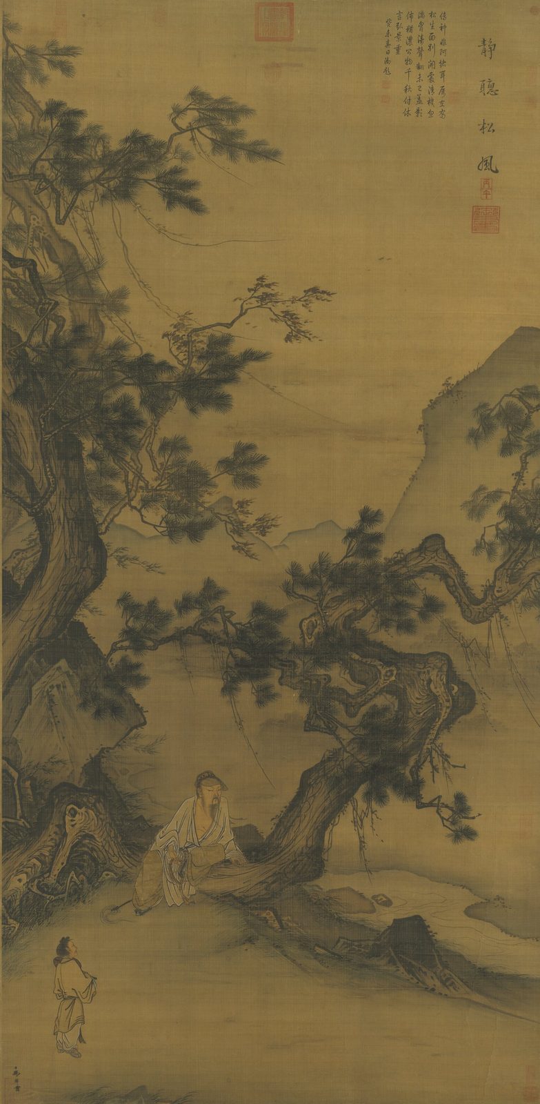 一幅很高的立轴：两株古松的枝干从左右两边弯过来，松针被风吹向一侧；松树下，一个穿白衣的人坐在弯曲的树干上，侧过头去；画面左下角站着一个小童。右上角写着四个大字“靜聽松風”。