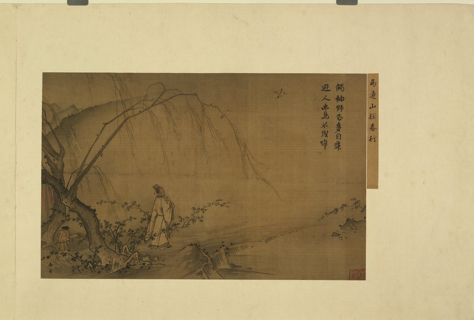一页浅米色的册页衬纸，中间裱着一幅暗黄色的小画；画的右边贴着一条窄窄的题签纸。衬纸占去了画面的一大半，可以看出画本身很小。