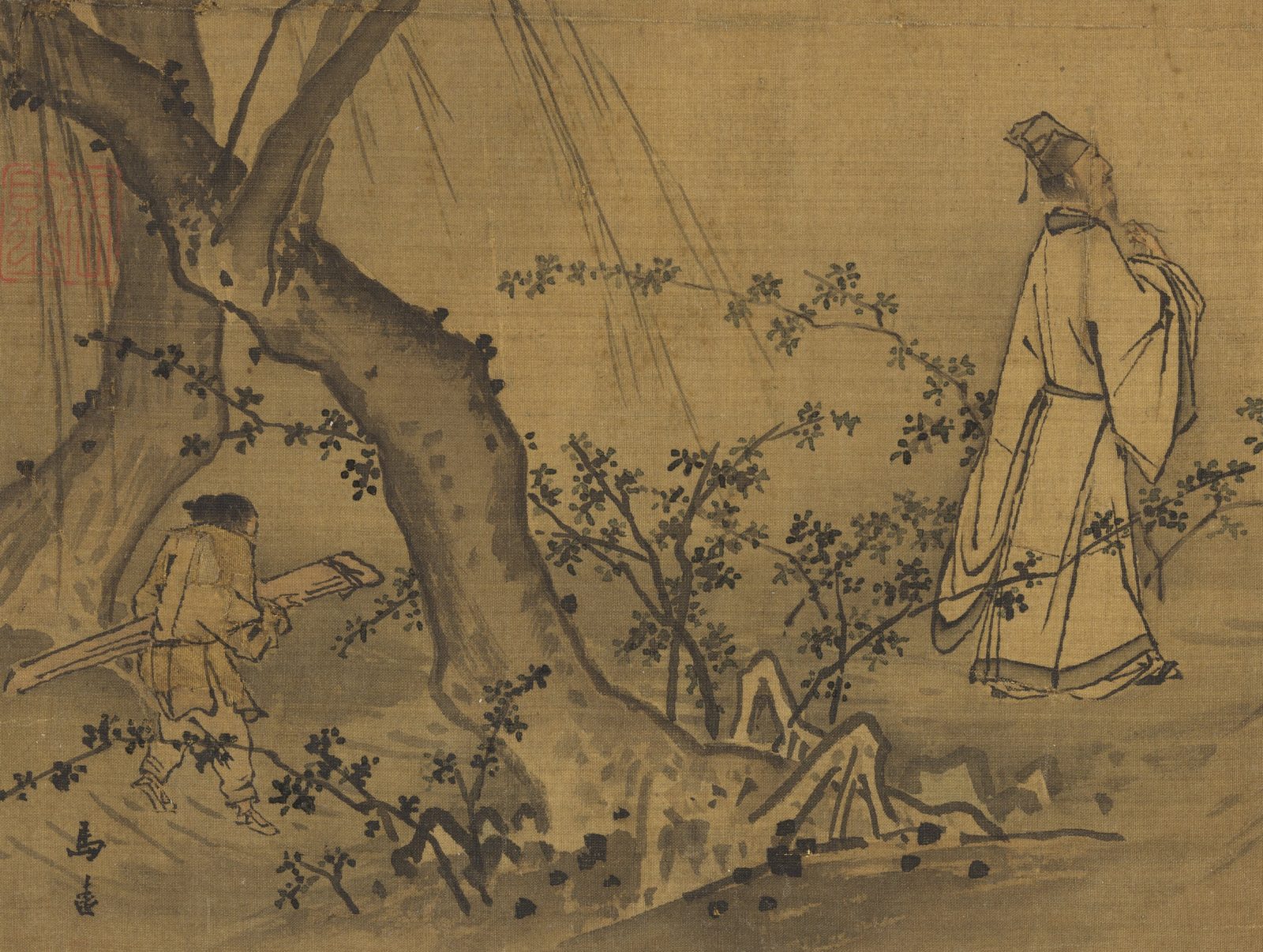 画面左下的近景：白袍高冠的人侧身站着，右手捻着胡须，衣纹的线条起笔重、收笔尖；他左边是缀满小花的灌木，再往左是老柳树粗糙的树干，树干后一个小童抱着用布包着的长条形琴，正往前走。