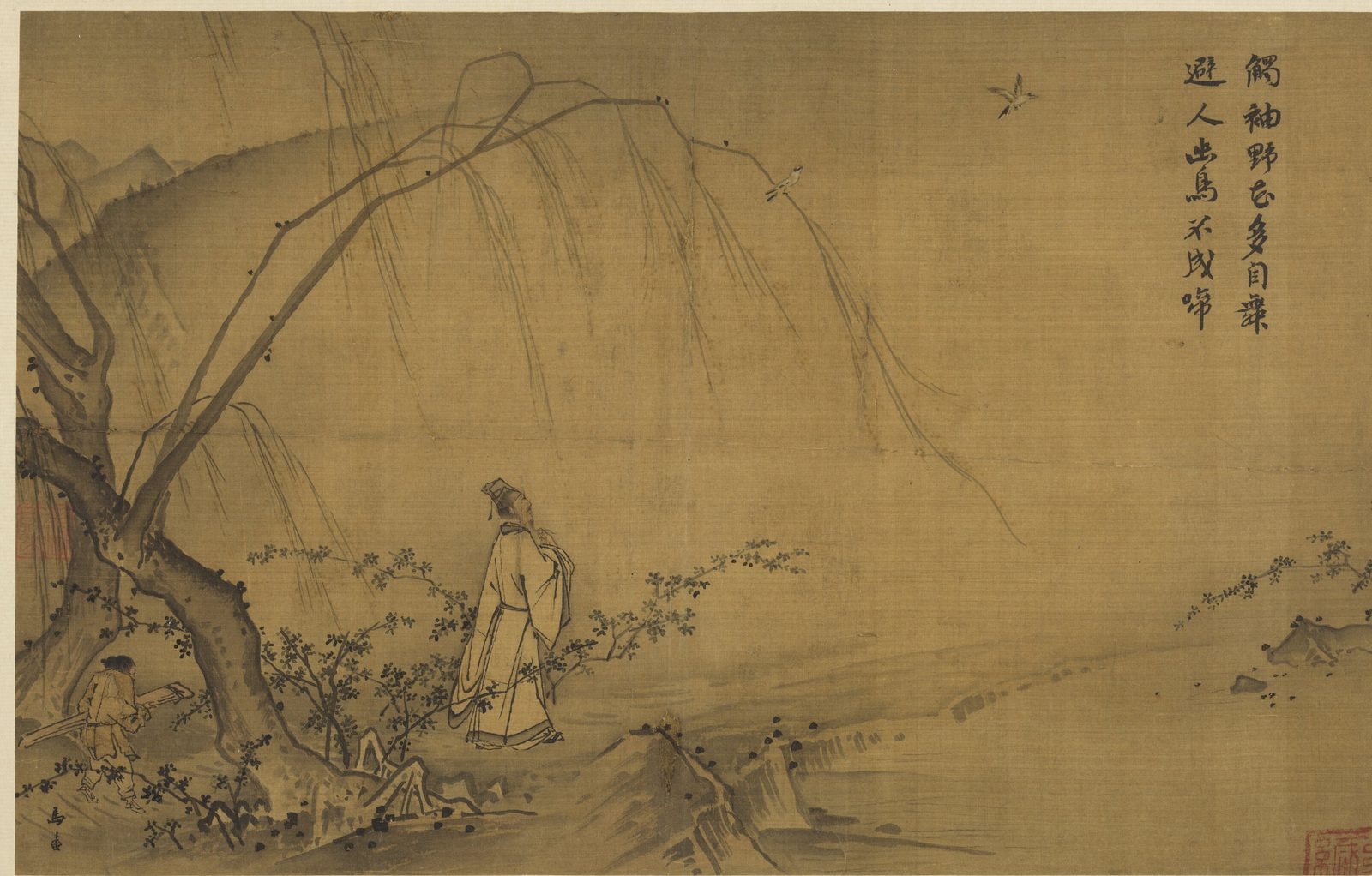 一幅横长的小画,绢色暗黄。左边一棵老柳树斜伸出来,细长的柳条垂下;树下一个穿白袍、戴高冠的人站在路边,一手捻着胡须,抬头望向右上方;他身后的树根旁,一个小童抱着一样长长的东西。路边开着小花。画面右边大半是空着的绢,只在最右侧有一点岸坡;右上角竖写着两行字。