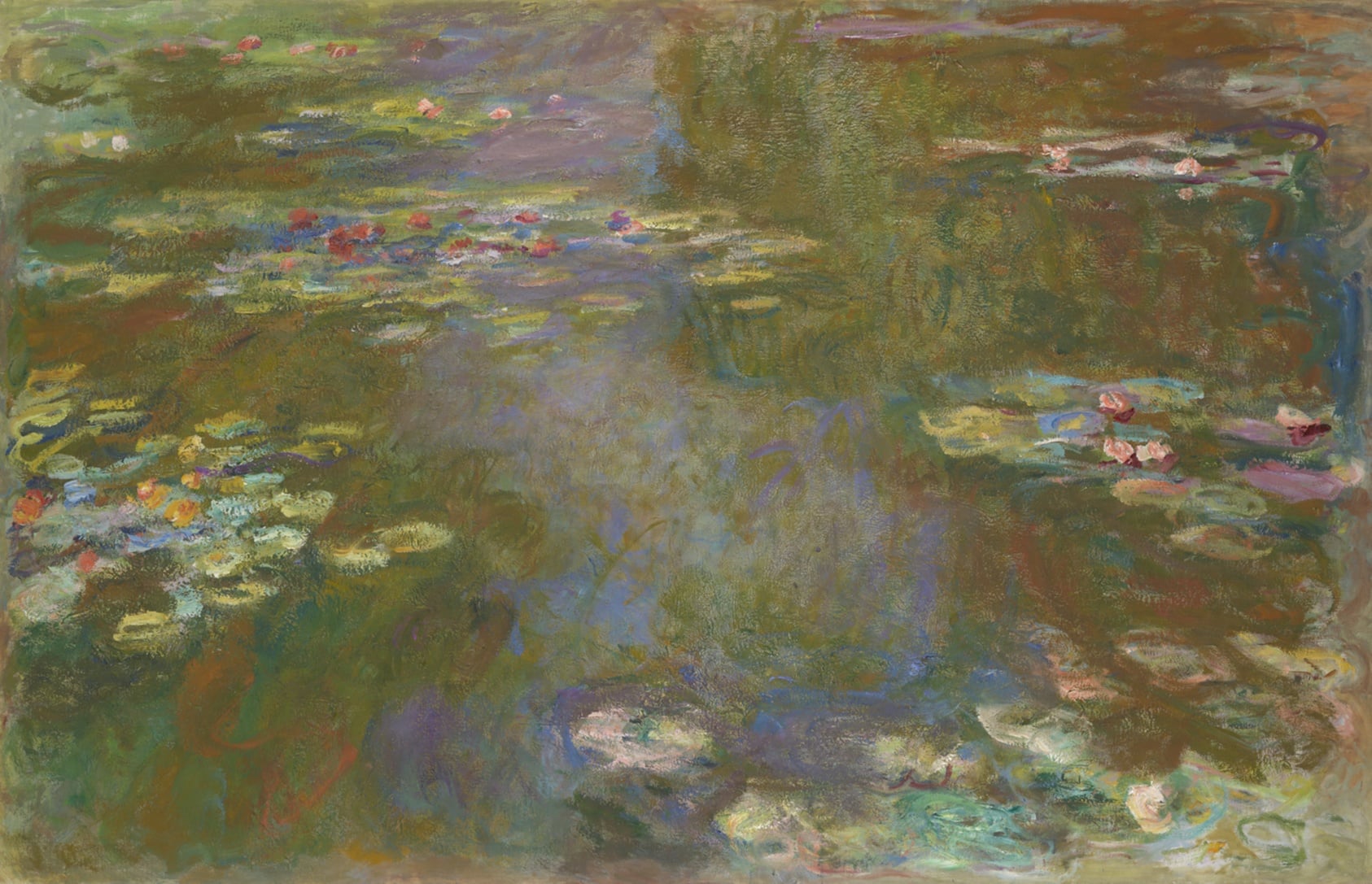 一幅横向的油画：画面几乎全是水面，绿色、紫色、褐色的笔触交织，水面上漂着一簇簇睡莲叶和粉红、红色的小花，倒映着看不见的树影。画面里没有岸，也没有天空。