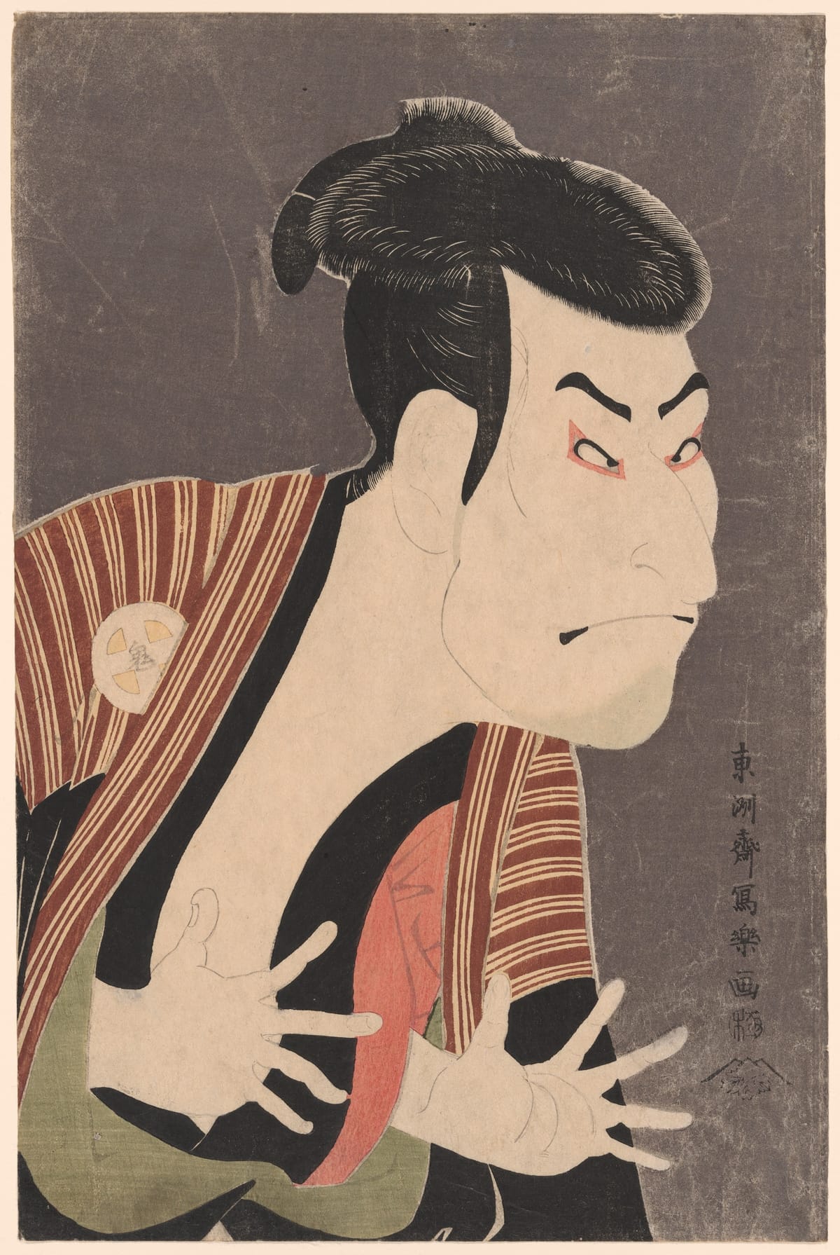 一幅竖长的木版画：灰黑色的背景前，一个男人的上半身几乎占满画面。他梳着高耸的发髻，眉毛粗黑倒竖，眼睛周围勾着红色，嘴角向下紧抿；身体向右前方探出，两只手张开五指伸在胸前。他穿着红褐色竖条纹的外衣，里面是黑衣。右下方竖写着落款。