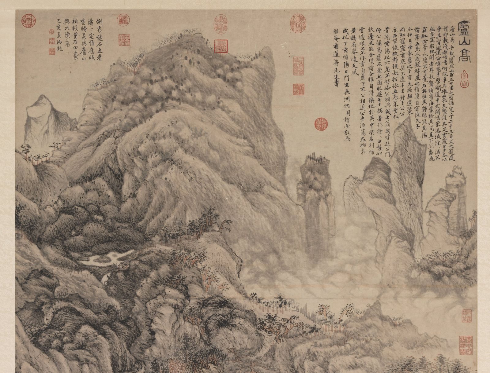 画面上半部的近景：几座尖峭的山峰从云雾中升起，右上方是成片的行书题诗，开头篆书“庐山高”，题诗周围和画边盖着多方红色印章。