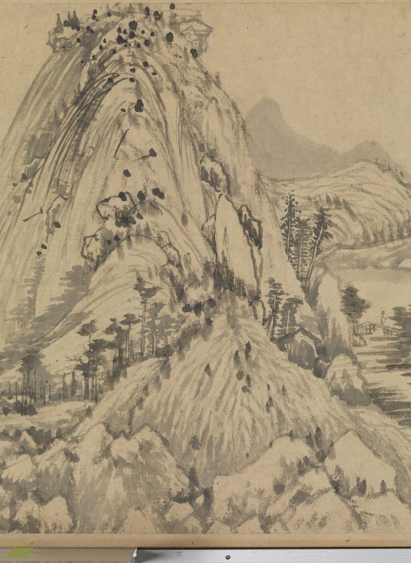一座山峰的近景：山体用许多长长的、略微弯曲的淡墨线条一层层画出，像一束束麻的纤维；山顶堆着浓黑的苔点；山脚是成丛的树，右边一条溪水通向远处的山谷和更淡的远山。