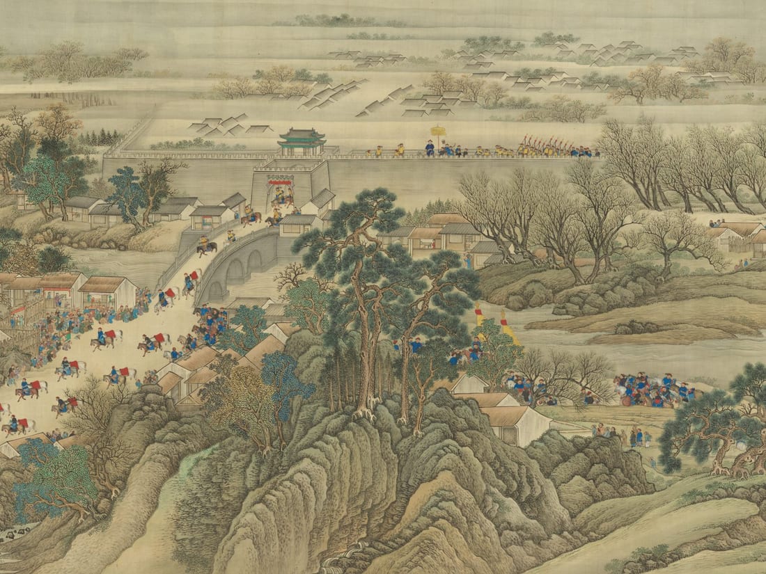 长卷的一段：一座灰色城墙从左向右延伸，城楼上方一顶黄色的伞盖下坐着一个穿蓝袍的人，身后站着一排穿黄衣、举着旗杆的侍从。城门外的石桥上，骑马的人排成长队进城，路边挤满了围观的百姓。前景是一座用青绿色画的山崖，上面长着高大的松树，远处是平原、村落和杨柳。