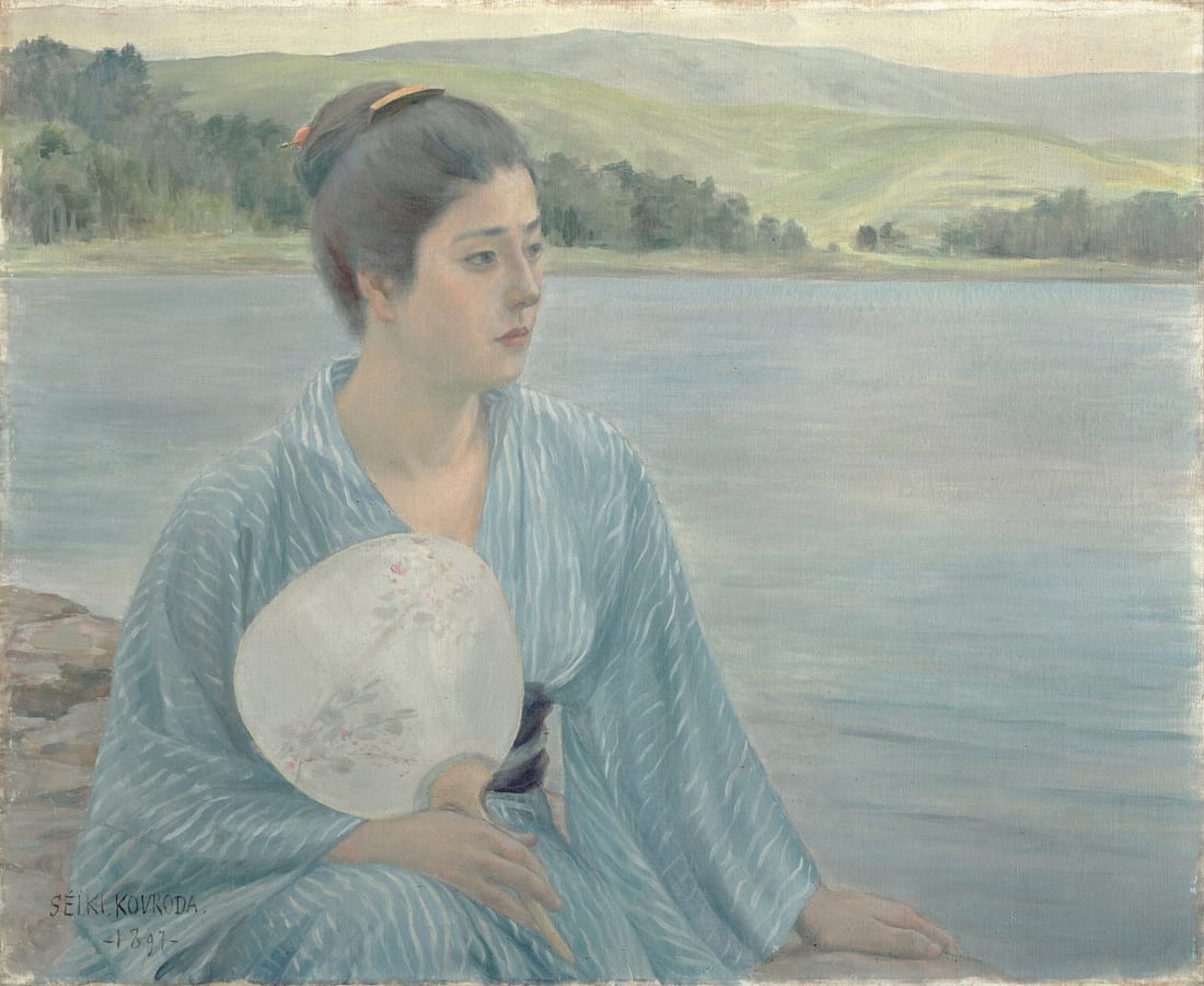 一幅横幅油画：一位年轻女子侧身坐在湖边的石头上，穿着淡蓝色、带白色条纹的浴衣，头发挽起，插着一把梳子，脸转向右边，目光望向画外。她右手拿着一把白色的团扇，扇面上有淡淡的花纹。背后是一大片平静的灰蓝色湖水，远处是绿色的山坡和树林。左下角写着“SEIKI KOURODA -1897-”。