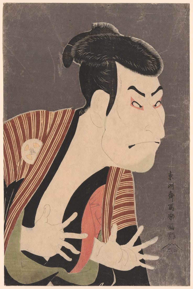 一幅竖长的木版画：灰黑色的背景前，一个男人的上半身几乎占满画面。他梳着高耸的发髻，眉毛粗黑倒竖，眼睛周围勾着红色，嘴角向下紧抿；身体向右前方探出，两只手张开五指伸在胸前。他穿着红褐色竖条纹的外衣，里面是黑衣。右下方竖写着落款。