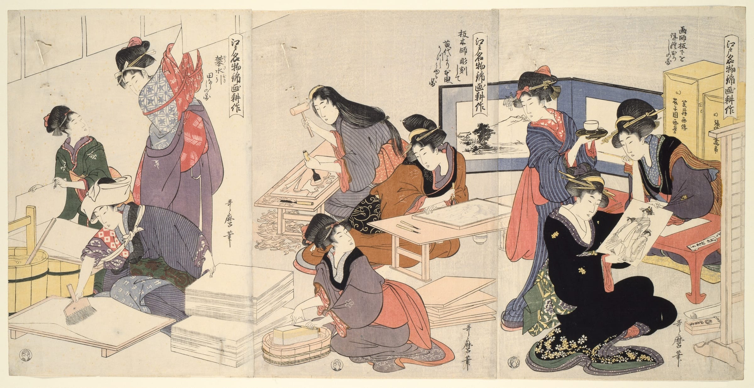 由三张纸拼成的横幅版画，画中都是衣着讲究的女子在做版画的各道工序：左边一人在大张纸上刷胶液，旁边的人把纸晾起来；中间几人坐在矮桌前，用凿子和木槌雕刻木版；右边一人展开一张画稿给旁人看，身后是屏风和装纸的箱子。