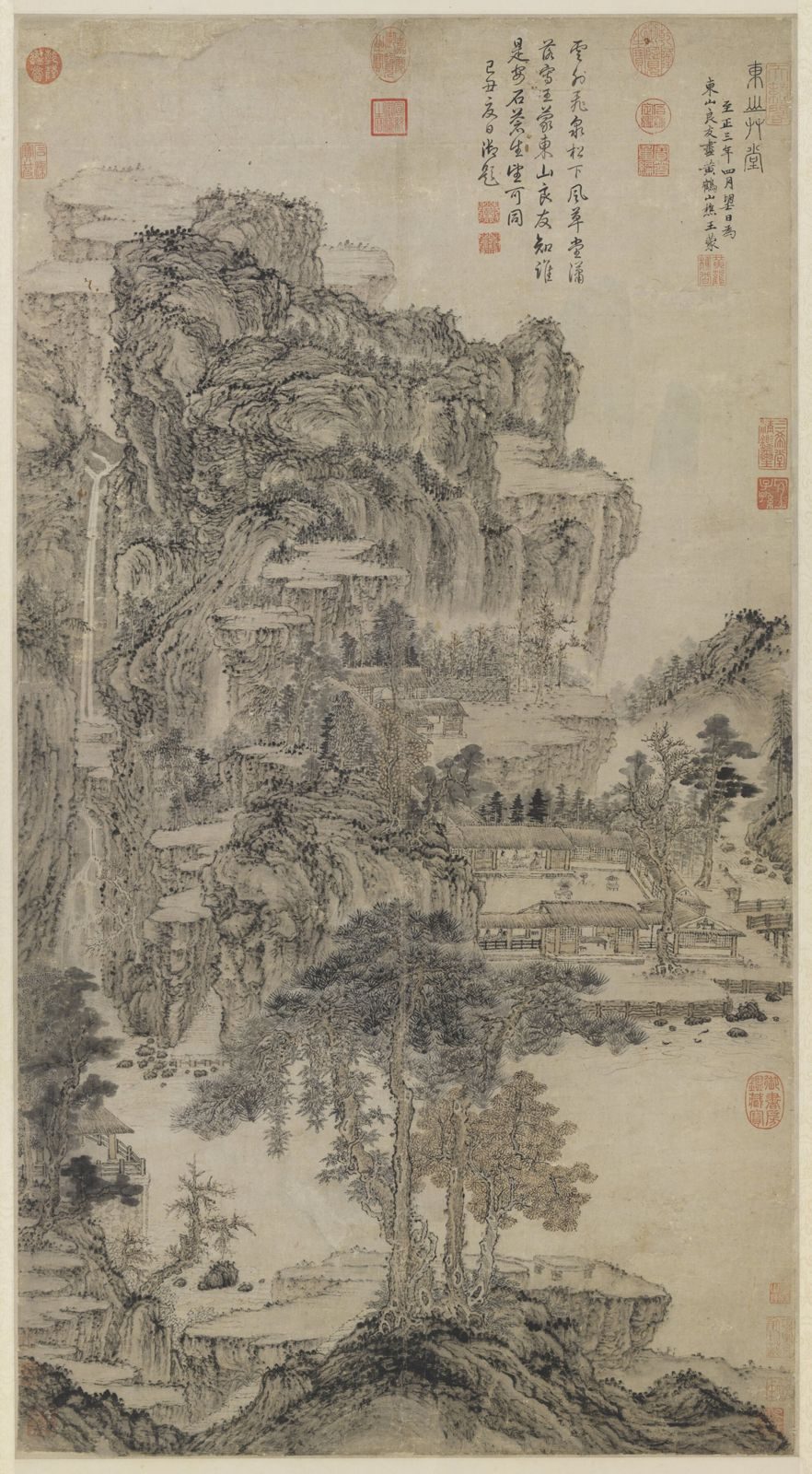 一幅立轴山水：重叠的山崖占据画面上半部，岩石用细密的线条和墨点层层皴擦，左侧一道细瀑布；山脚水边有一组茅草屋舍，前景是几棵高树和一片坡石。右上方有篆书“东山草堂”和行书款识，左上是一首行书题诗，四周有多方印章。