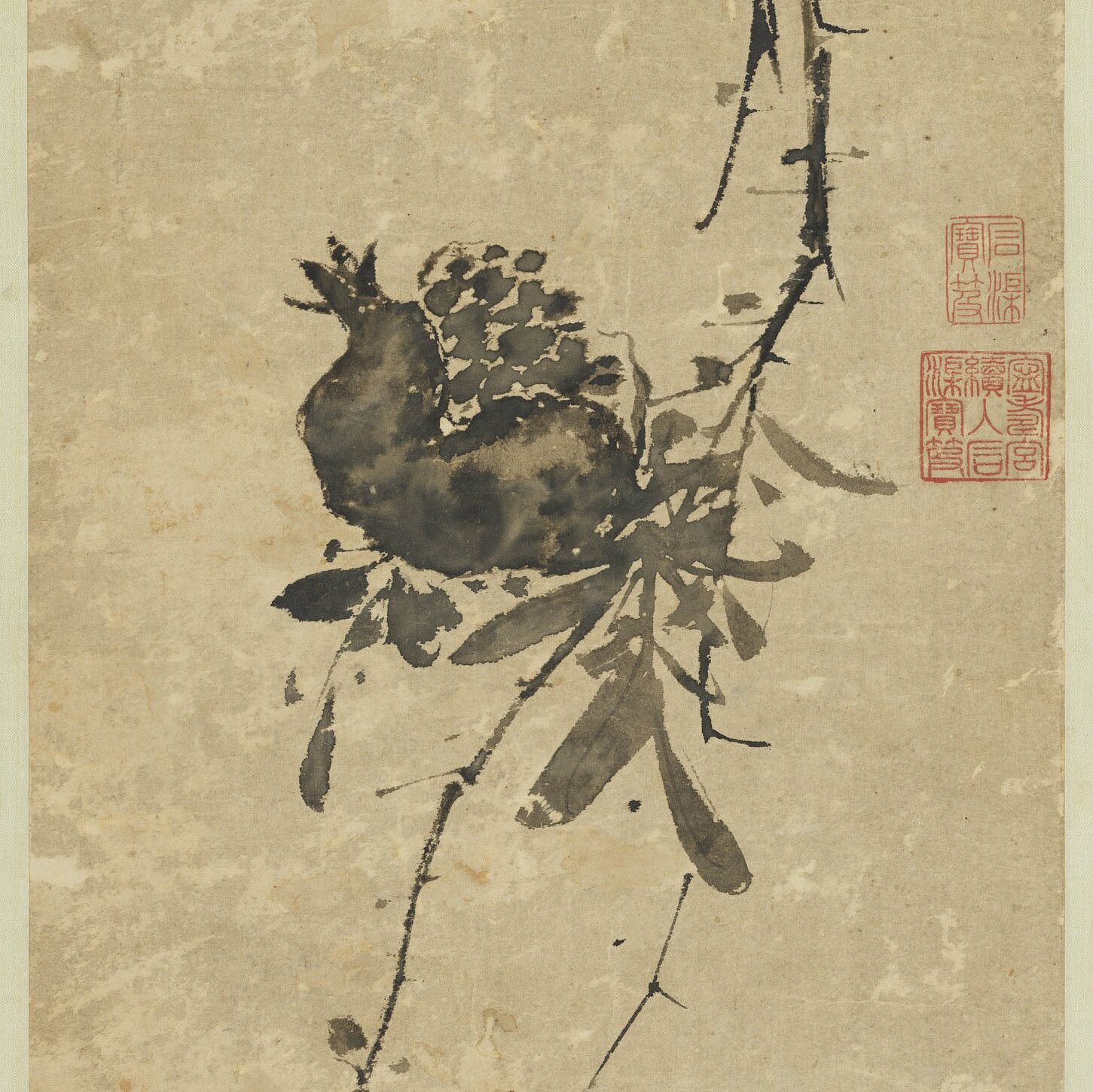 石榴的局部：果身是一团浅灰色的淡墨，边缘颜色更深，像水渍干后留下的一圈；裂口处是许多深黑的小块，表示籽。下面几片叶子各是一笔，起笔宽、收笔尖；细枝用干而快的笔拖出，墨色断续，露出纸白，枝上点着几根小刺。