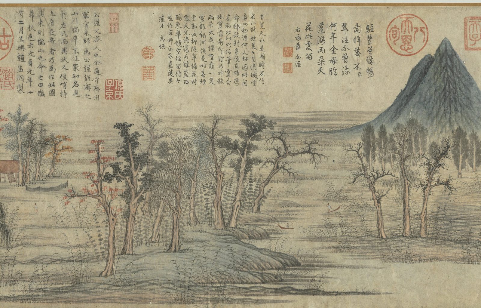 一幅设色的横卷局部：平坦的水边沙洲上，一排排细高的树，树干是淡赭色，叶子用青绿和深墨点成；右边一座尖尖的青色山峰拔地而起；画面上方的空处有几段题字和许多红印。